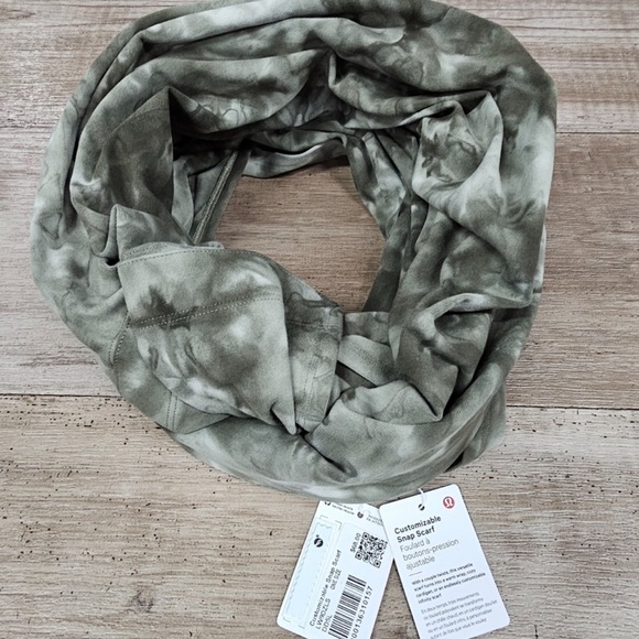 Great Gift Idea 🎄🎁
Lululemon Customizable Snap Scarf in Green Tie Dye - Picture 8 of 13